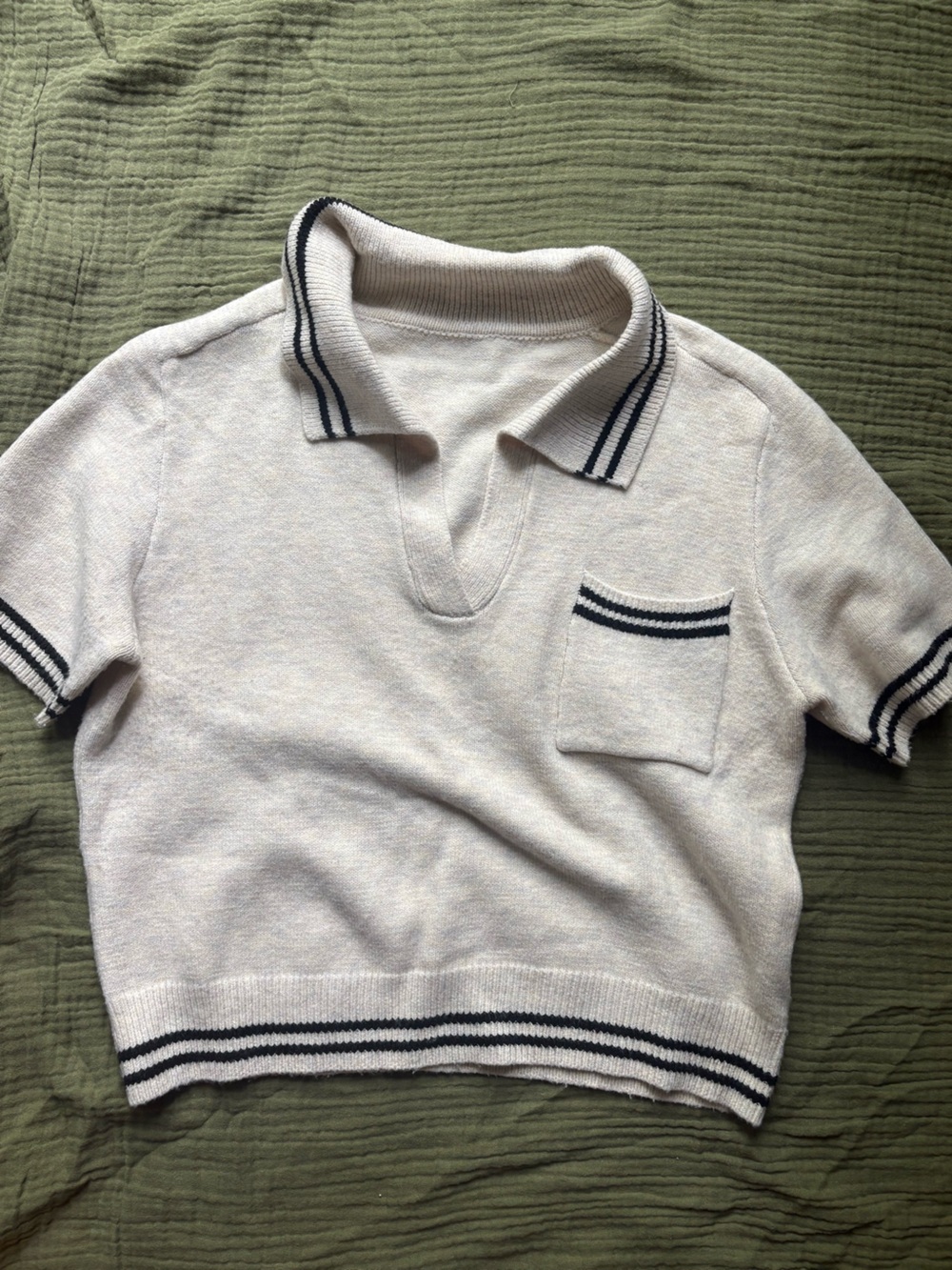 Women’s Short-Sleeve Cream Collared Sweater with Contrast Trim